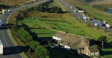 Ферма посреди оживленной трассы: правда о доме, вокруг которого построили дорогу (фото)