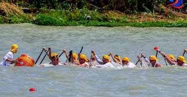 Поразили стойкостью: команда из Украины на ЧМ по гребле финишировала на затонувшей лодке (видео)