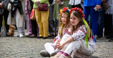 Вдома обирають російську: 51% підлітків не спілкуються українською мовою, — МОН