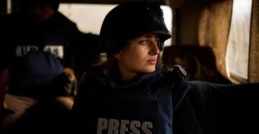 Прятали карточки в тампоны: продюсер "20 дней в Мариуполе" рассказала, как удалось вывезти отснятый материал