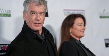 Пірс Броснан вийшов на червону доріжку з дружиною (фото)