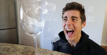 Миф или реальность: ученые рассказали, можно ли с помощью голоса разбить стекло