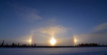 "Сонячні пси": у небі іншої планети виявлено приголомшливе земне світлове явище (фото)