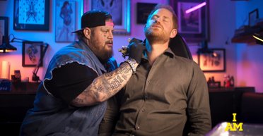 "Твоє ім'я на моїй шиї?!": принц Гаррі показав відео з тату-салону