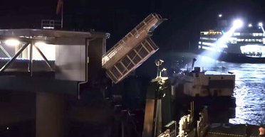 Без екіпажу і в темряві: у США помітили корабель-привид (відео)