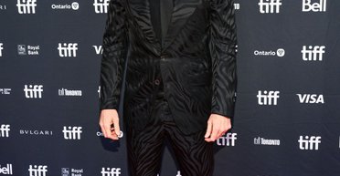 Николас Кейдж в черном костюме с зебровым принтом пришел на премьеру своего фильма