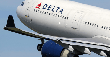 "Абсолютна гидота": на пасажирів літака під час польоту посипалися личинки