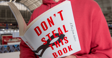 10 тысяч британских писателей выпустили книгу без текста: для чего они это сделали