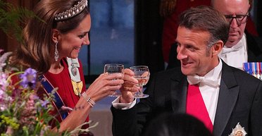 Макрон після сварки з дружиною почав цілувати руки й підморгувати Кейт Міддлтон (фото)