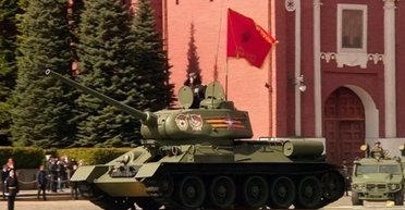 С красными флагами на танках: ВСУ разбили элитное подразделение россиян на Курщине (видео)