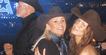 Белла Хадід з мамою підтримала свого нового бойфренда на родео (фото)