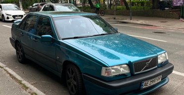 Неприметный раритет: в Киеве заметили заряженный Volvo 90-х (фото)