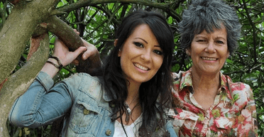 Викрали і продали бандам: жінку "виховували мавпи" в джунглях (фото)