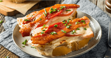 Гарячі бутерброди з куркою, беконом і сиром у духовці: швидко і дуже смачно