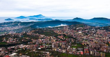 Можлива евакуація: через низку землетрусів прокинувся найбільший вулкан Італії, — Reuters