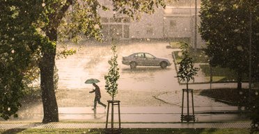 Низку регіонів заливатиме дощами: Укргідрометцентр попередив про небезпечні явища (карти)