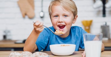 Снова в школу. Диетолог рассказала, что приготовить ребенку на завтрак, если нет света