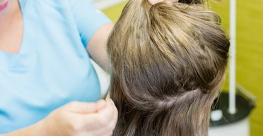 "Кишить вошами": в Австралії мати-веганка не хоче труїти паразитів на голові в доньки