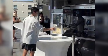 Мужчина захотел обмануть робота-продавца, но дальше произошло неожиданное (видео)