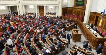 ЗМІ пишуть про підвищення зарплат чиновників на 70%: в Раді відреагували (скріншот)