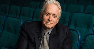 Майкл Дуглас відвідав свято в Іспанії в компанії 80-річних (відео)