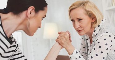 Задолжала тысячу долларов: невестка выселяет свекровь за неуплату арендной платы