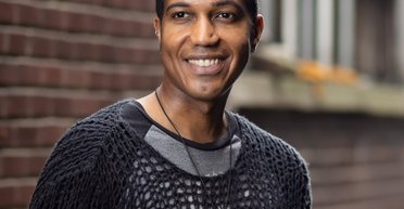 Темнокожий мужчина объяснил, почему чувствует себя белой женщиной