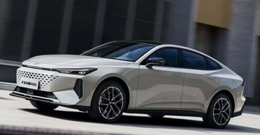 Китайцы представили стильный гибридный седан с запасом хода 1160 км (фото)