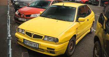 Гость из 90-х: в Киеве засветилось очень редкое итальянское авто (фото)