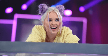 Известная певица сожгла паспорт РФ, а теперь не может получить украинское гражданство