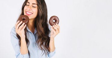 В какое время лучше всего есть сладости, чтобы не поправляться, — диетолог