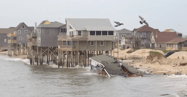 Речі розкидані по пляжу: будинок на березі океану змило у воду (фото)