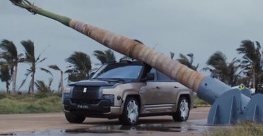 Самый дорогой внедорожник BYD трижды выдержал падение дерева на крышу и продолжил движение (видео)