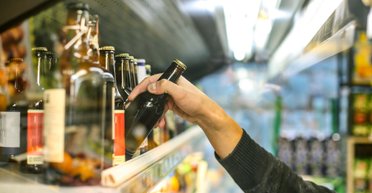 На Київщині грабіжник напився і заснув просто на місці злочину (фото)