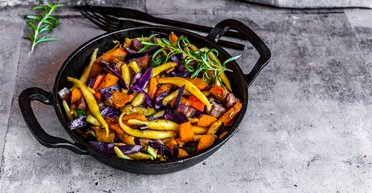 Картошка с овощами в духовке: простой рецепт гарнира