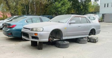 Звезда 2000-х: в Киеве заметили редчайший спортивный седан Nissan (фото)