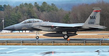 Вылетел на ходу: в США летчик F-15 случайно катапультировался на взлетной полосе (видео)