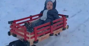 У мережі з'явилися кадри першої реакції принца Арчі на сніг — фото