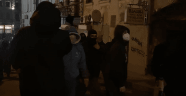 Первая кровь: в Грузии "титушки" избили журналистов и мирных протестующих (видео)