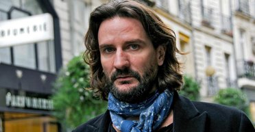 58-річного Фредеріка Беґбедера звинувачують у зґвалтуванні його 17-річної партнерки