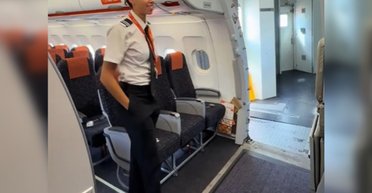 Пилотесса расплакалась перед рейсом: все из-за особого пассажира на борту самолета (видео)