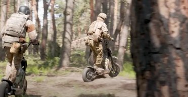 Быстрые и бесшумные: бойцы ВСУ переходят на военизированные электросамокаты Mosphera (видео)