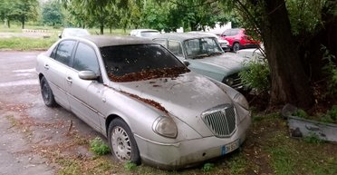 Заброшенный раритет: в Киеве под открытым небом ржавеет необычное роскошное авто из Италии (фото)