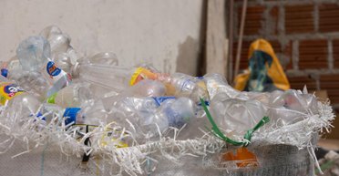 Из пластиковых и органических отходов можно получить энергию: что известно о технологии