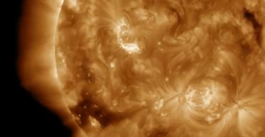 На Сонці з'явилися 3 потужні спалахи за добу: на лінії удару перебуває Земля (відео)