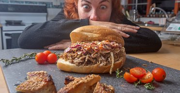 Отключить сознание. Почему на карантине сэндвичи и жареная картошка вытеснили чиа и кус-кус