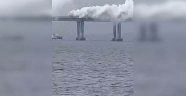 После пуска ракет: на Крымском мосту установили дымовую завесу (видео)