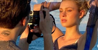 Нікола Пельтц показала трендову спідницю на осінь 2023 (фото)