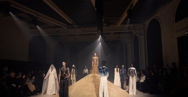 "Існуватиме 10 тисяч років": на показі в Парижі представили унікальну сукню