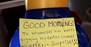 Покарала злодія: жінка замінила вершки грудним молоком, щоб помститися колезі в офісі